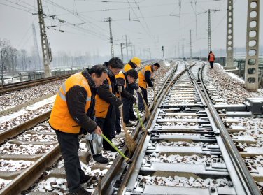 新鄉(xiāng)車務(wù)段滑縣南站組織休班黨員干部職工進(jìn)行道岔清掃及防凍作業(yè)。（高富州攝）