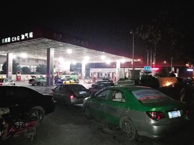 鄭州最近車加氣排隊(duì)耐心 受煤改氣影響入冬氣源緊張
