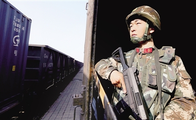 臨停時(shí)持槍警戒