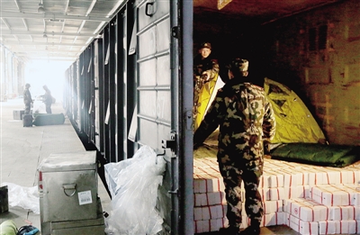 在成捆錢幣上搭睡鋪