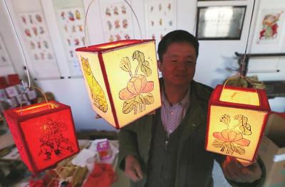 成品:制作好的灯笼点起蜡烛