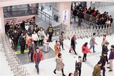 限行首日郑州地铁增加8列客车