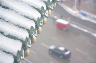 昨日中午，二七纪念塔塔檐很快被白雪覆盖