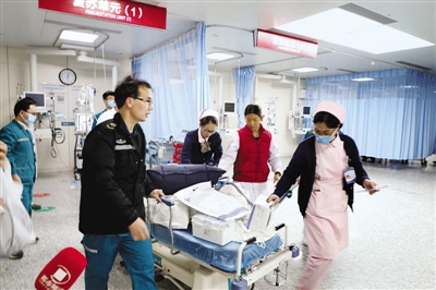 女童转运到郑后经由绿色通道抢救