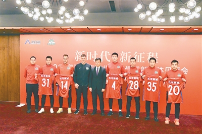 主教练塔拉吉奇（左四）、总经理郭光琪（中）带领新援亮相见面会