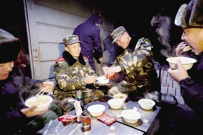 在車廂內(nèi)自己做飯吃