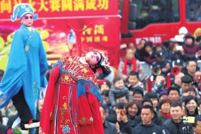 这不是贵妃醉酒，这只是背阁上的孩子太困了。