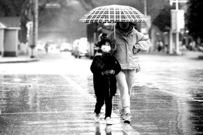 冷雨中的人们行色匆匆