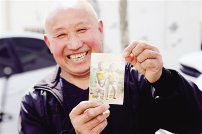 手持雙胞胎兒子的照片，李強喜出望外