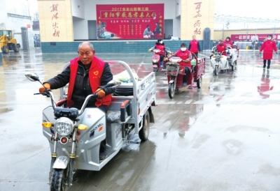 上午8點多，義工們出發收集分類垃圾。