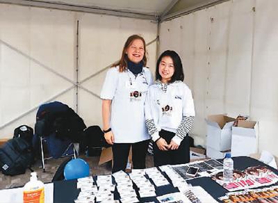 在课余时间,李芳也会在校内做兼职。图为她在学校举办的非洲音乐文化节打工时,与一起打工的小伙伴合影。