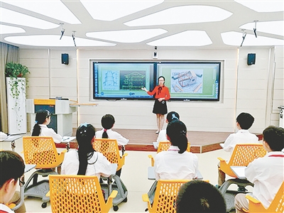 二七区汝河路小学“未来教室”,探索信息技术与学科教学深度融合(资料照片)。