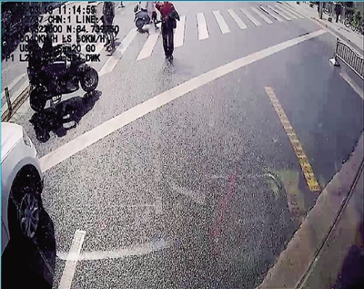 公交車載監控拍下老人敬禮場景