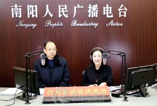 南阳市房管中心副主任张涛带队值班《行风热线