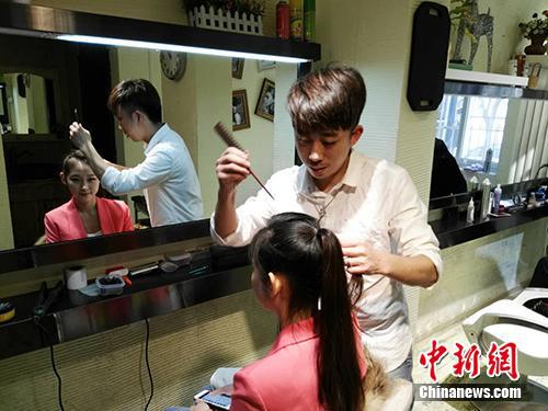 一位藝考生在造型室化妝。中新網(wǎng)記者 宋宇晟 攝