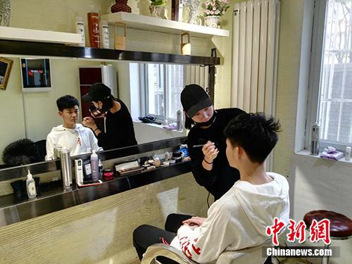 一位藝考生在造型室化妝。中新網(wǎng)記者 宋宇晟 攝