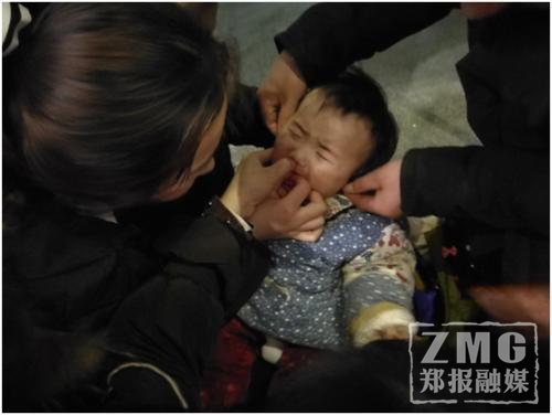鹤壁东站进站口幼童突发疾病 民警旅客齐上阵