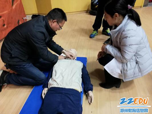 健康科普进校园 郑州一中学子get新技能_新浪