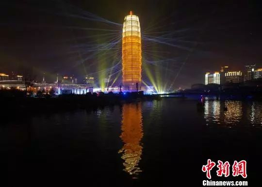 郑州城市地标“大玉米”楼灯火璀璨。 韩章云 摄