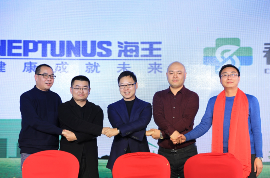 河南海王医药集团总裁助理卢光辉先生、春尚健康创始人总经理闫亚宾先生与工业企业代表南京同仁堂药业魏付增先生、浙江新光药业钱文初先生、贵州德昌祥药业崔明先生签约合影留念