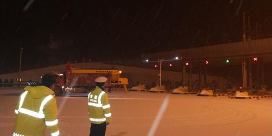 河南一大波高速交通管制 全省7座以上客車禁上高速