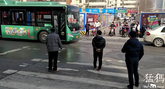 (航海路与未来路口西侧的斑马线)