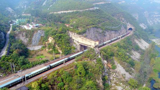 “慢火車”在太行山中穿行