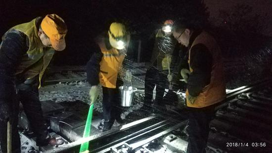 新鄉(xiāng)車務(wù)段新鄉(xiāng)北站干部職工在雪中對(duì)道岔進(jìn)行防凍作業(yè)，確保京廣線安全暢通。（郭增光攝）