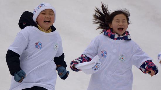 参与儿童在雪地快乐奔跑