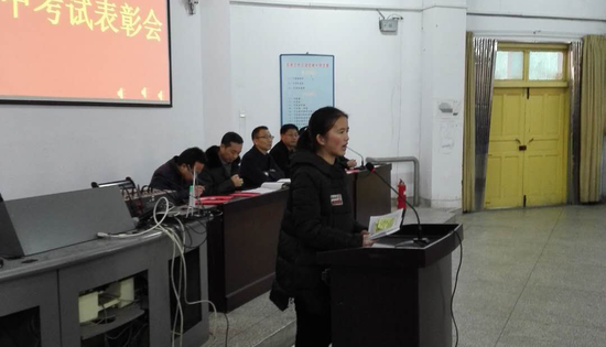 图五:优秀学生代表华彤彤同学发言