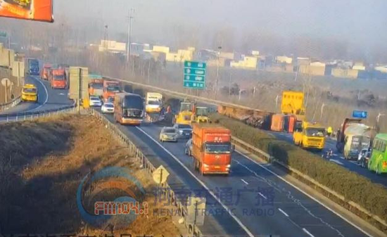 兰南高速许昌段一辆货车侧翻 现场北向南暂无