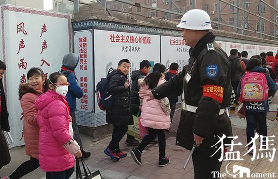 河南发文构筑校园安全防线 保安年龄原则上不