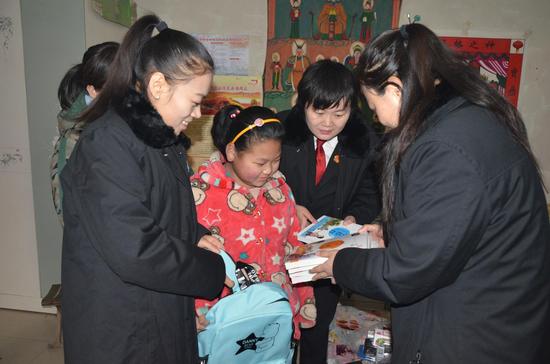 送上书籍、书包等学习用品
