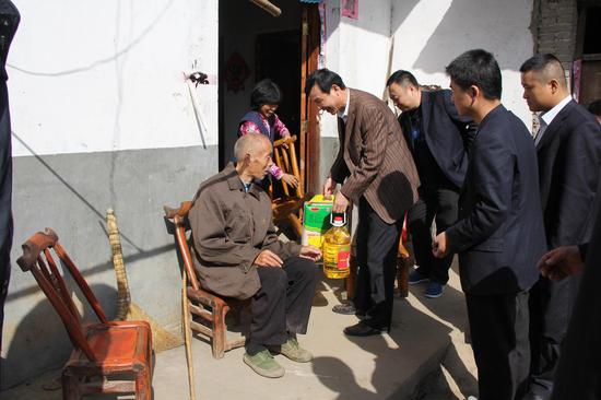 江村镇银行坚守支农支小初心勇当金融扶贫先