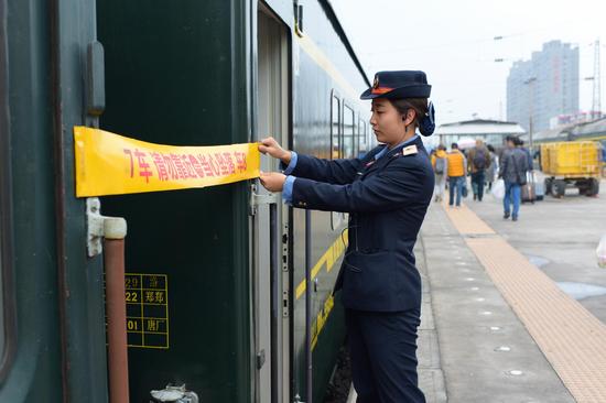 乘務員正在粘貼安全標識