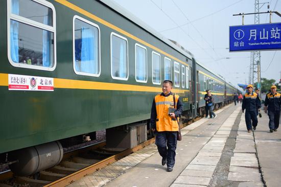 鐵路職工乘坐“慢火車”在沿線通勤