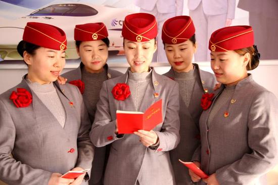 圖為：黨支部書記曹競月出乘前帶領大家一起學習《黨章》內容