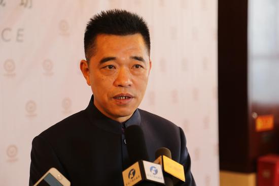 河南省狼牌輪胎有限公司執(zhí)行董事兼總經(jīng)理熊國武接受媒體采訪