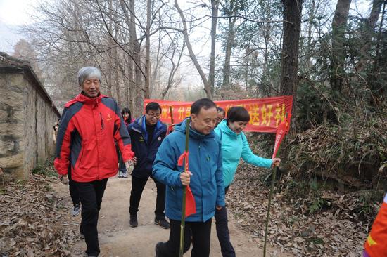 河南省体育局巡视员吴治国和河南省体育彩票管理中心党支部书记王海新参加新年登高