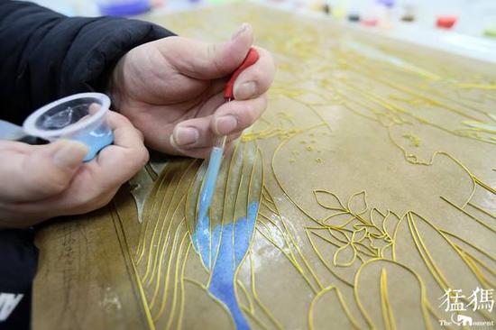 郑州小伙身残志坚苦学掐丝珐琅画 出资捐助贫困地区