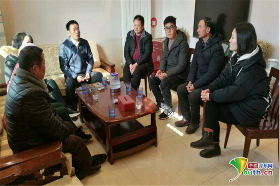 党员干部商量把个人在企业中的分红拿出一部分与贫困户分享。原志强 摄