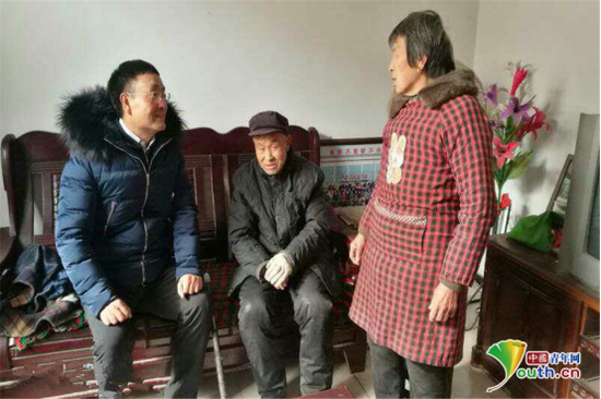 裴春亮书记走访慰问村里“见义勇为”道德模范裴清生。原志强 摄