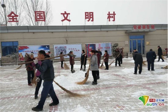 乡亲们义务劳动，清扫积雪迎新春。原志强 摄