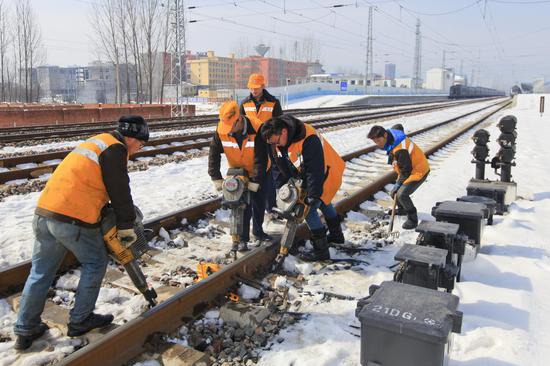 2月5日，南阳工务段桐柏线路维修工区职工对病害处所进行整治