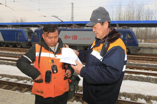 2月5日，南阳工务段桐柏线路维修工区职工作业现场安全盯控