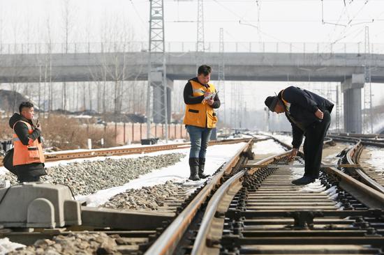 2月5日，南阳工务段桐柏线路维修工区职工加强线路设备检查