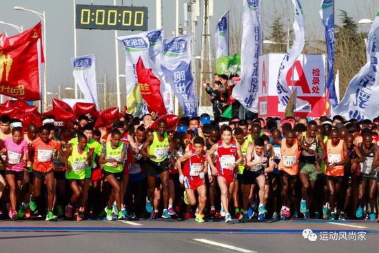 每年郑开国际马拉松赛开始的当天，CBD商务内环都会旌旗飘荡、热闹非常。这是一场全民的狂欢，也是一场运动爱好者的朝圣殿堂。