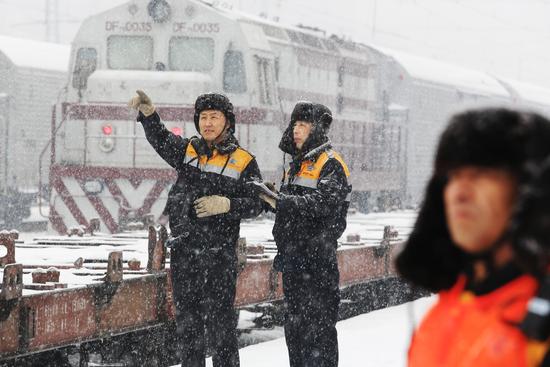 鄭州供電段職工對(duì)鄭州南站接觸網(wǎng)設(shè)備進(jìn)行巡視檢查。（陳偉 攝）