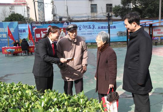 省高院开展学习雷锋日党员志愿服务活动