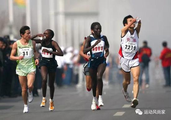 爱无国界。很多人都在猜测,如果3003没有帮2270,那么她是不是就会成为冠军?但这些不重要了。在这条四十多公里的赛道上,她让我们看到了人性最光辉的一面。